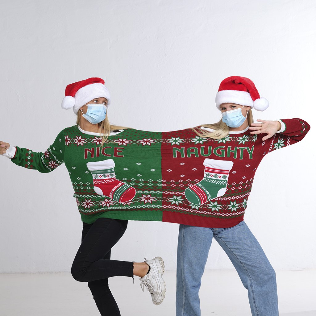 Deux femmes portant des masques et un pull rouge et vert.